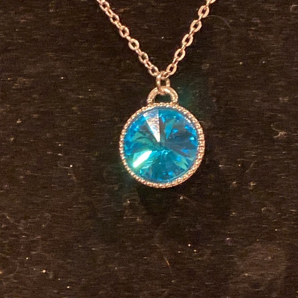 Teal Blue Rivoli  Pendant and Silver Tone Chain. - Picture 2 of 6
